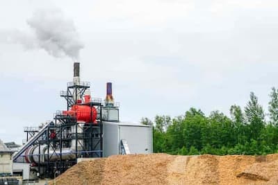 Pelletfabrik mit Holzspänen im Vordergrund